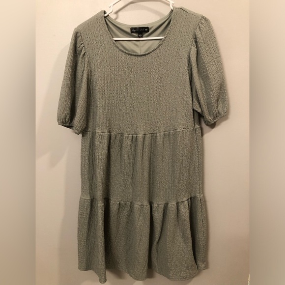Elegant Green Textured Dress​ - Picture 1 of 3